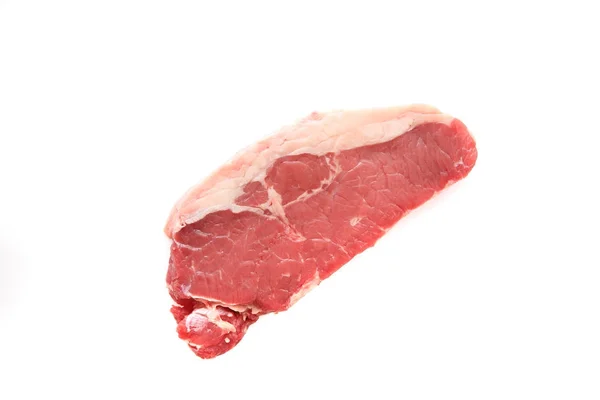 Свежий стейк из говядины на белом фоне — стоковое фото