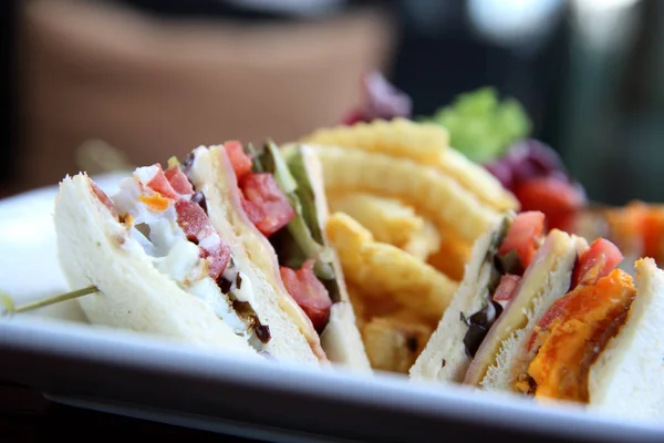 Club-Sandwich mit Hühnerbrust, Speck, Tomate, Gurke und — Stockfoto