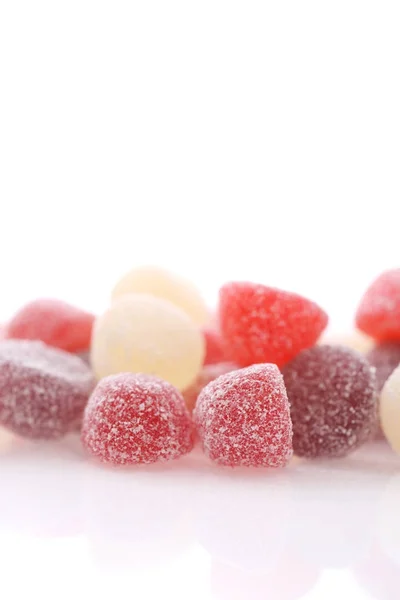 Bunte Gelee-Zuckerbonbons aus nächster Nähe isoliert in weißem Hintergrund — Stockfoto