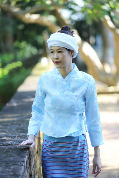 Retrato de mujer joven tailandesa con vestido tradicional tailandés caminando —  Fotos de Stock