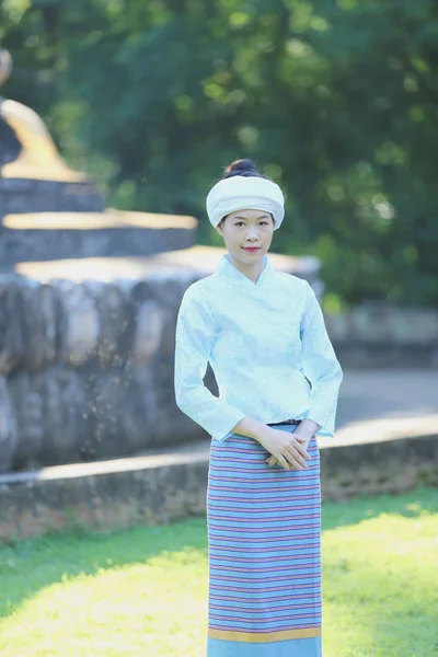 Porträt einer thailändischen jungen Frau in traditioneller thailändischer Kleidung — Stockfoto