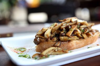 Mantar tahta arka plan sekmesinde gevrek beyaz ekmek