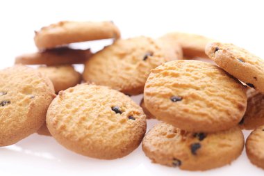 Beyaz arka planda izole çikolatalı kurabiye