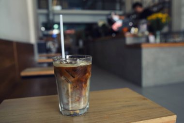 Ahşap arka planda buzlu kahve