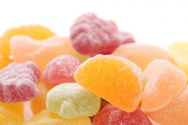 Renkli meyve şeker beyaz arka planda izole jöle