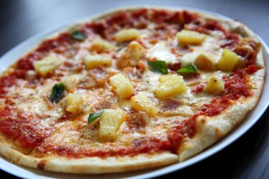 Hawai pizza, Pizza jambon ananas ile peynir üzerinde ahşap backgro