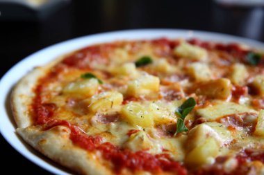 Hawai pizza, Pizza jambon ananas ile peynir üzerinde ahşap backgro
