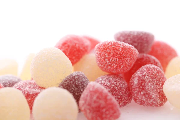 Bunte Gelee-Zuckerbonbons aus nächster Nähe isoliert in weißem Hintergrund — Stockfoto