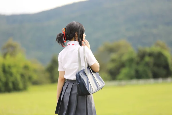 日本的学校在农村的草山和树 — 图库照片