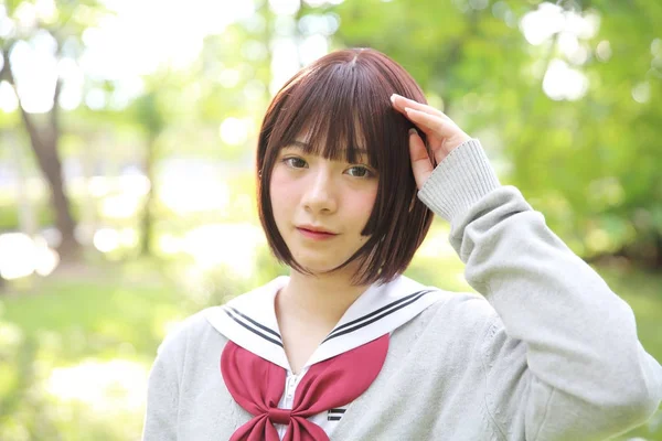 Retrato de menina da escola japonesa com parque rural — Fotografia de Stock