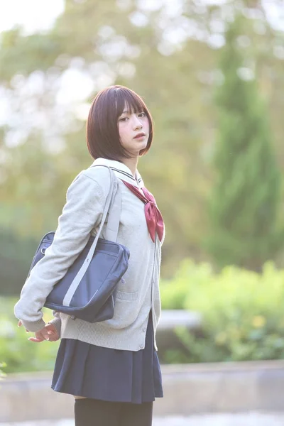Porträt eines japanischen Schulmädchens mit Landschaftspark — Stockfoto