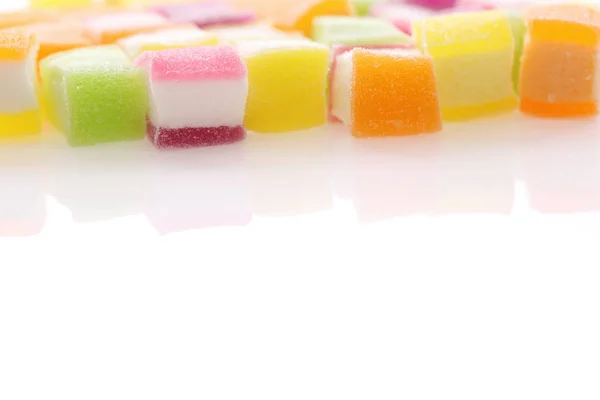 Bunte Würfelgelee Bonbons isoliert in weißem Hintergrund — Stockfoto