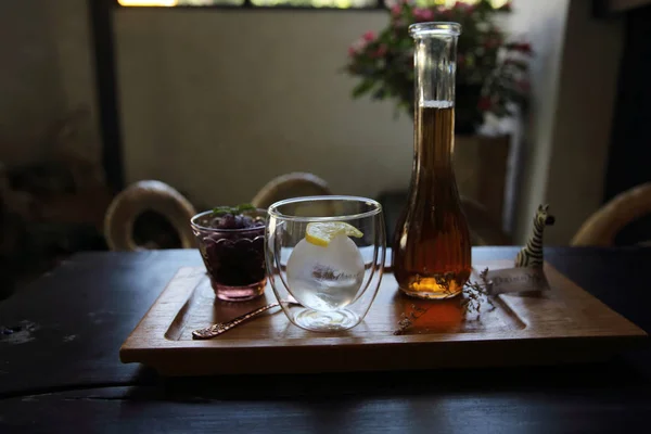 Chá de bagas com bola de gelo no fundo de madeira — Fotografia de Stock