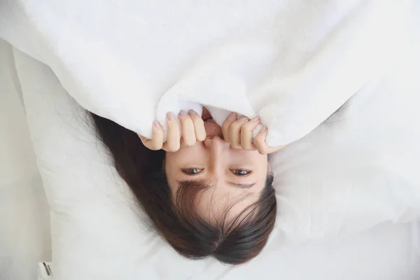 Asiatico giovane donna wake up su letto in bianco tono — Foto Stock