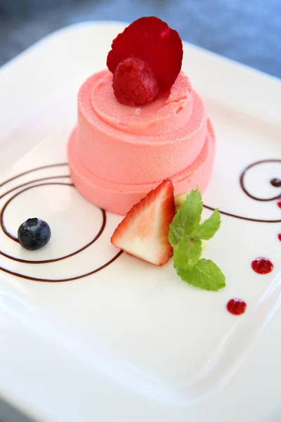 Strawberry cake with rose leaf — Stock Photo, Image