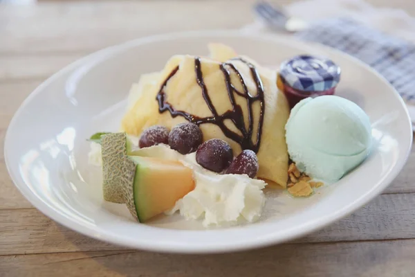 Pastel de crepe con helado de leche y sandía melón uvas en wo — Foto de Stock