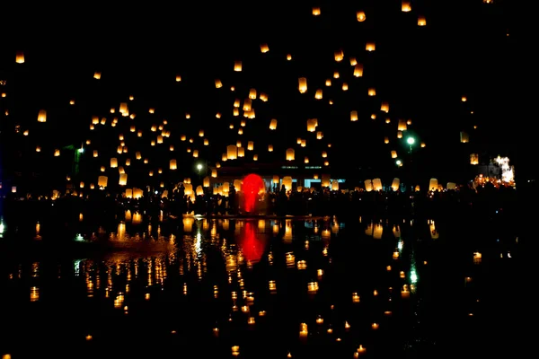 Yee peng, Festa delle lanterne galleggianti a Chiang mai Thailandia — Foto Stock