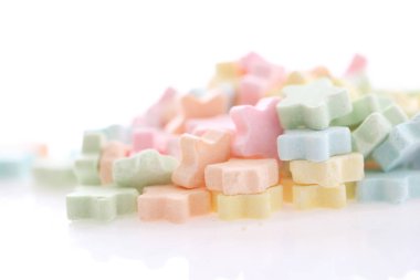 Beyaz arka planda izole renkli yıldız süt granül