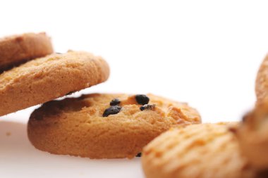 Beyaz arka planda izole çikolatalı kurabiye