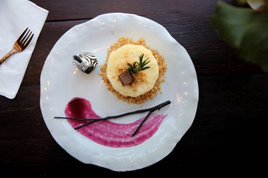 Böğürtlenli reçel sos tatlı gıda ahşap backgrou ile peynir pasta