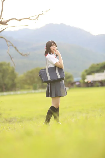 Escola japonesa no campo com grama montanha e árvore — Fotografia de Stock