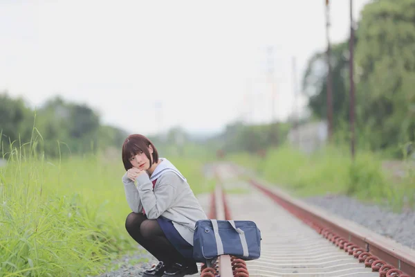 Retrato de niña de escuela japonesa con parque rural —  Fotos de Stock