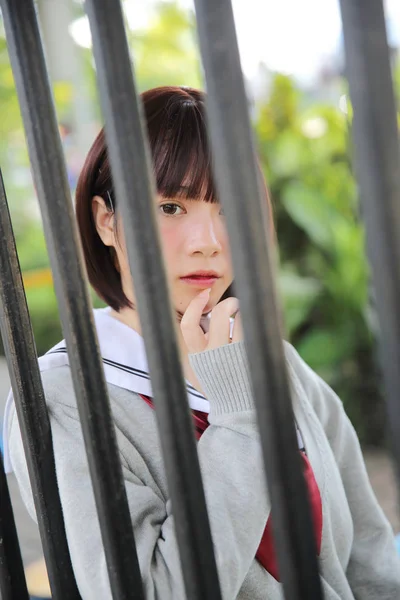 Portret van Japanse school meisje met platteland park — Stockfoto