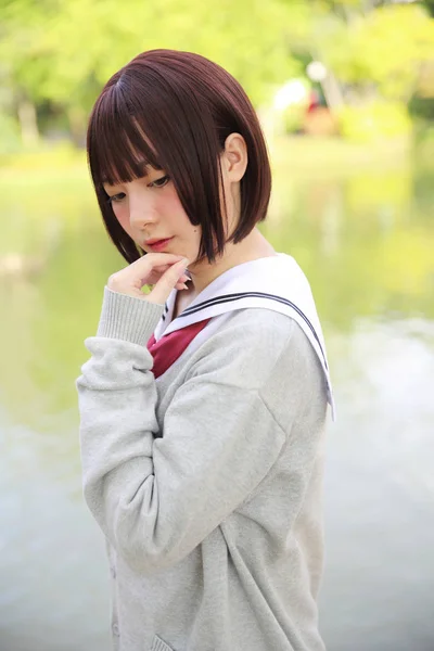 Retrato de menina da escola japonesa com parque rural — Fotografia de Stock