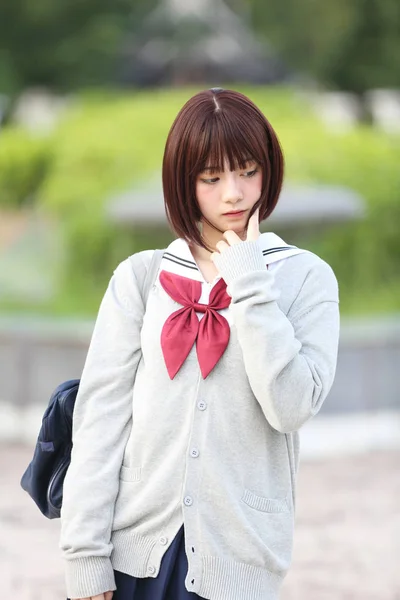 Retrato de niña de escuela japonesa con parque rural —  Fotos de Stock