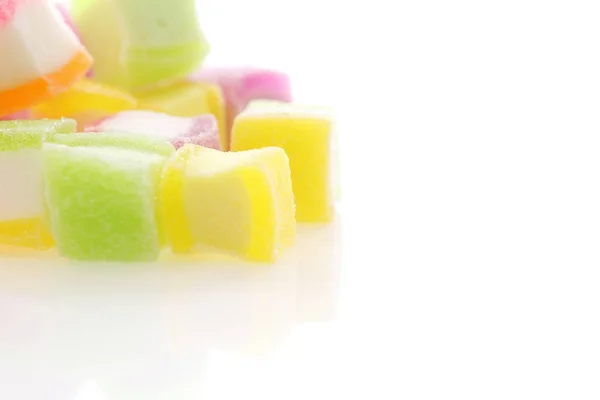 Doces coloridos de geleia de cubo isolados em fundo branco — Fotografia de Stock