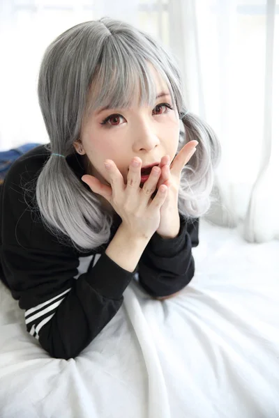 Asiático jovem mulher retrato no quarto de cama com tom branco — Fotografia de Stock