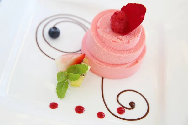 Tarta de fresa con hoja de rosa — Foto de Stock