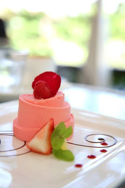 Strawberry cake with rose leaf — Stock Photo, Image