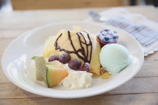 Wo에 우유 아이스크림, 수 박 참 외 포도와 크레페 케이크 — 스톡 사진