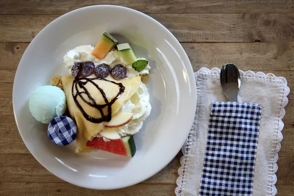 Torta crespata con gelato al latte e anguria melone uva su wo — Foto Stock