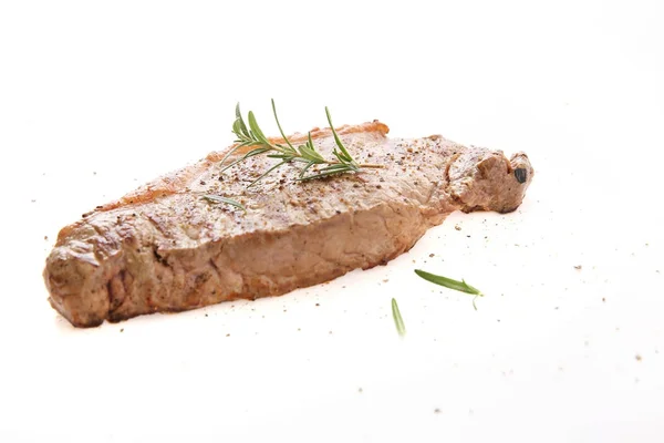 Biber ve biberiye beyaz ba izole ızgara sığır eti biftek — Stok fotoğraf