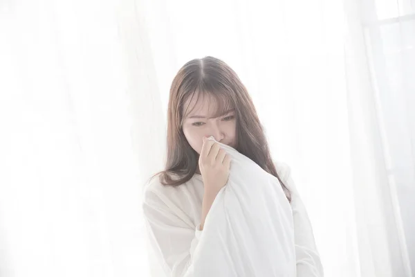 Asiático jovem mulher acordar na cama em tom branco — Fotografia de Stock