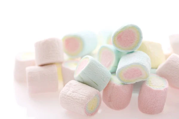 Pastell bunte Marshmallows isoliert in weißem Hintergrund — Stockfoto