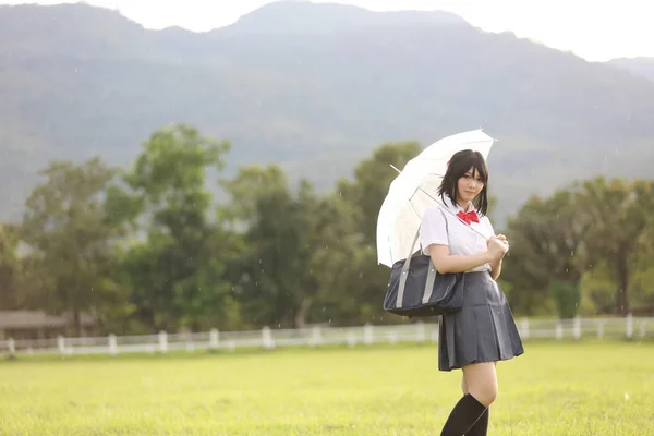 Escola Japonesa Com Guarda Chuva Chuva Campo Com Grama Montanha — Fotografia de Stock