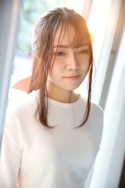 亚洲青年妇女肖像在床房间用白色口气 — 图库照片