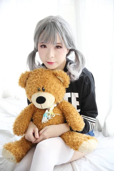 Ásia Jovem Mulher Retrato Cama Quarto Com Urso Boneca Branco — Fotografia de Stock