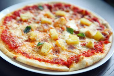 Hawai pizza, Pizza jambon ananas ile peynir ahşap arka plan üzerinde