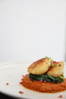 Kurutulmuş tarak, ızgara tarak pasley marş gıda üzerinde tahta arka plan ile