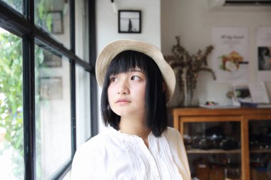 Asyalı genç kadın düşünme ve öğe, dikey, kahve dükkanında arıyorsunuz