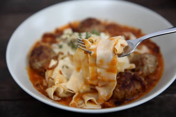 Pastas Albóndigas Salsa Tomate Sobre Fondo Madera —  Fotos de Stock