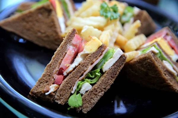 Club Sandwich Sandwich Mit Hühnertomaten Hühnerspeck Und Gemüse — Stockfoto