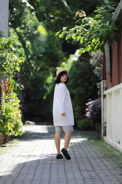 Asiática Joven Mujer Pensando Buscando Viaje Concepto Retrato Con Verde —  Fotos de Stock
