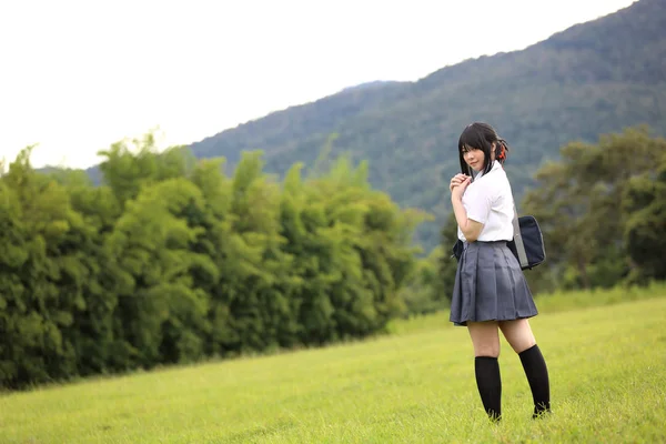 日本的学校在农村的草山和树 — 图库照片