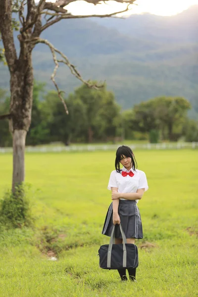 日本的学校在农村的草山和树 — 图库照片