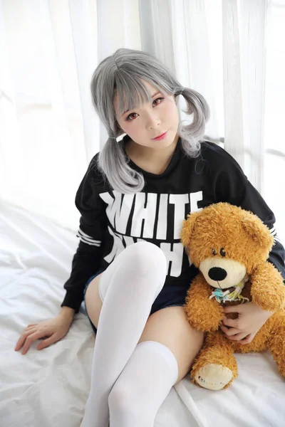 亚洲青年妇女肖像在床室与熊玩偶在白色口气 — 图库照片